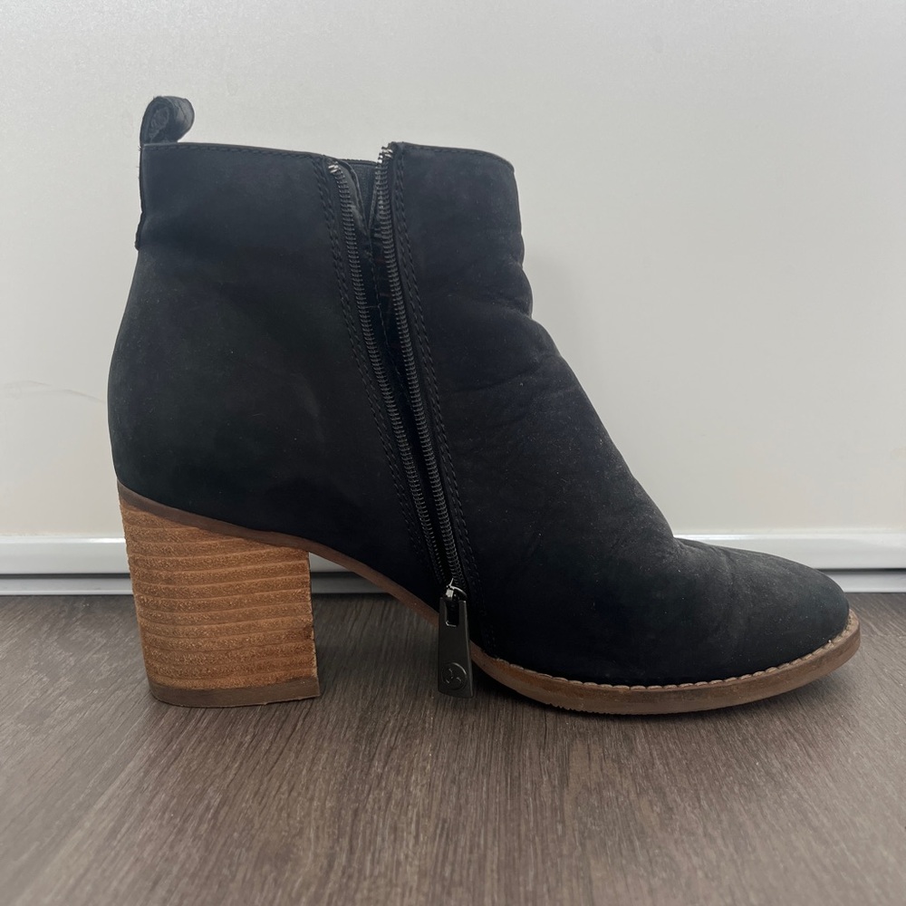 Blondo Black Ankle Boots with Tan Heel